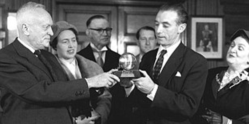 Stanley Matthews là cầu thủ đầu tiên trong lịch sử được nhận quả bóng vàng